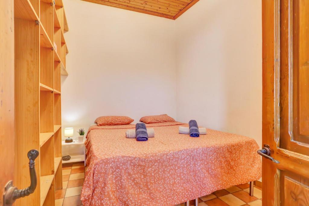 La Casa del Capitán - bedroom-doorway-orange-bedspread